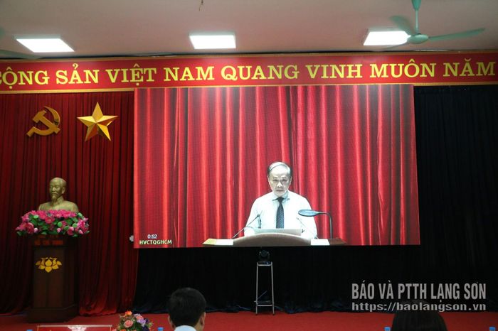 Đồng chí Phạm Tất Thắng, Ủy viên Trung ương Đảng, Phó Trưởng Ban Thường trực Ban TG&amp;DV Trung ương phát biểu khai mạc hội nghị (Ảnh chụp tại điểm cầu tỉnh)