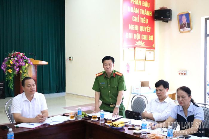Đại diện Công an phường phát biểu tại buổi làm việc