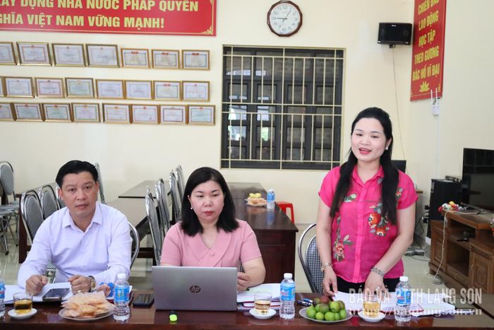 Lãnh đạo Ban Xây dựng Đảng phường làm rõ một số nội dung hai chi bộ quan tâm tại buổi làm việc