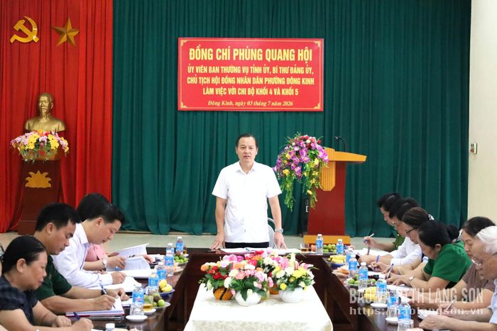 Đồng chí Phùng Quang Hội, Ủy viên Ban Thường vụ Tỉnh ủy, Bí thư Đảng ủy, Chủ tịch HĐND phường Đông Kinh phát biểu kết luận buổi làm việc