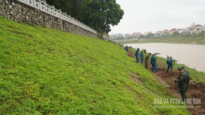 Lực lượng dọn dẹp đất khu vực người dân trồng hoa màu tại đường dạo khu vực kè sông Kỳ Cùng
