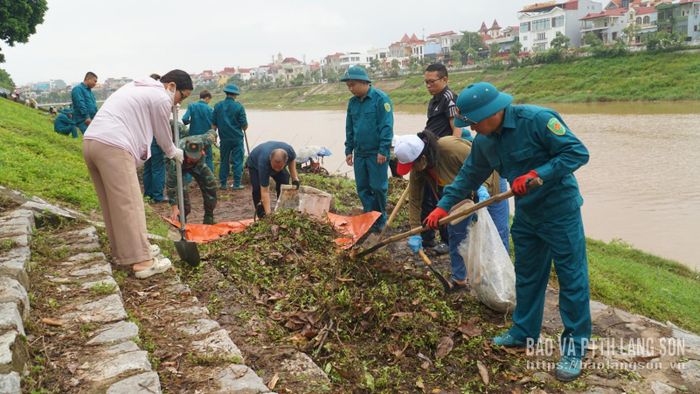 Các lực lượng thu gom, phân loại rác tại đường dạo dưới chân cầu Đông Kinh