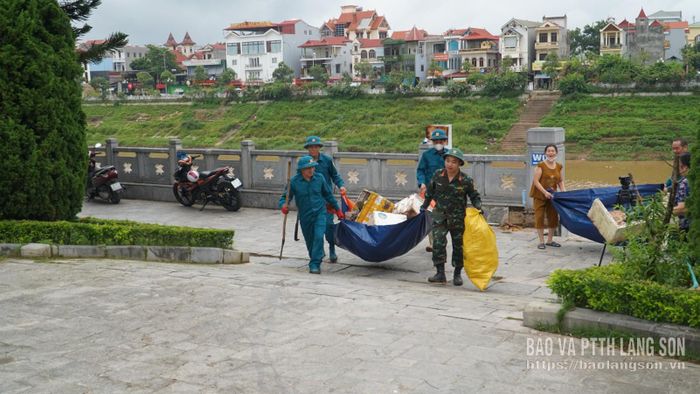 Các lực lượng thu gom rác thải tại khu vực kè sông Kỳ Cùng