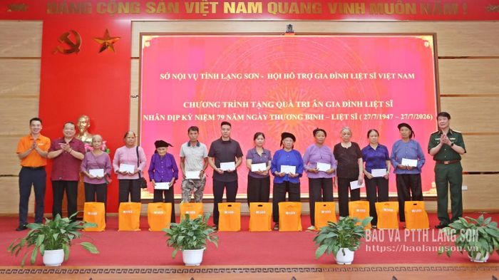 Đại diện Hội Hỗ trợ gia đình liệt sĩ Việt Nam và các đơn vị đồng hành trao tặng quà cho thân nhân liệt sĩ