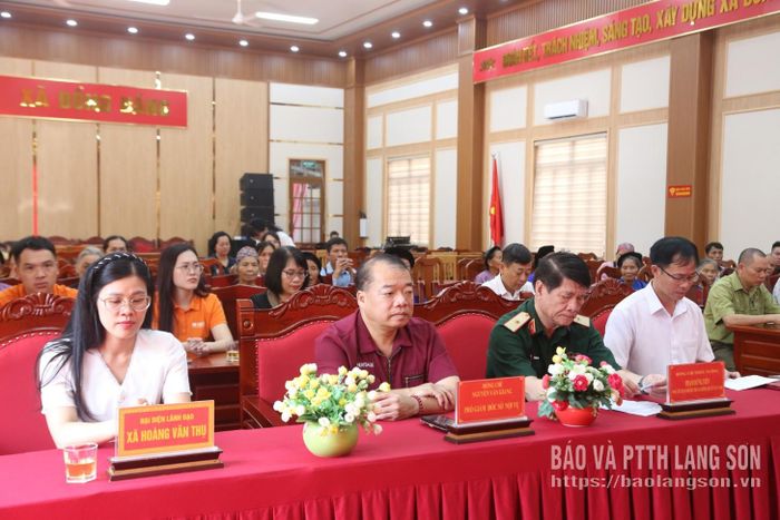 Các đại biểu tham dự chương trình tặng quà