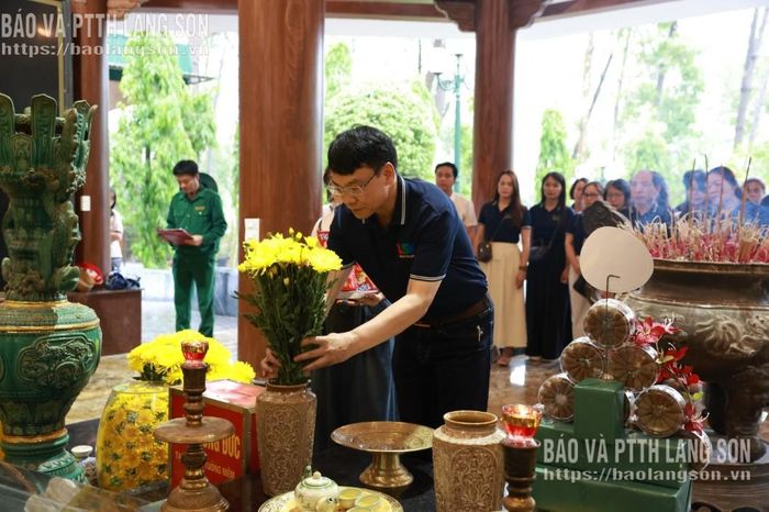 Giám đốc Báo và PTTH Lạng Sơn dâng hoa tại Khu di tích Ngã ba Đồng Lộc