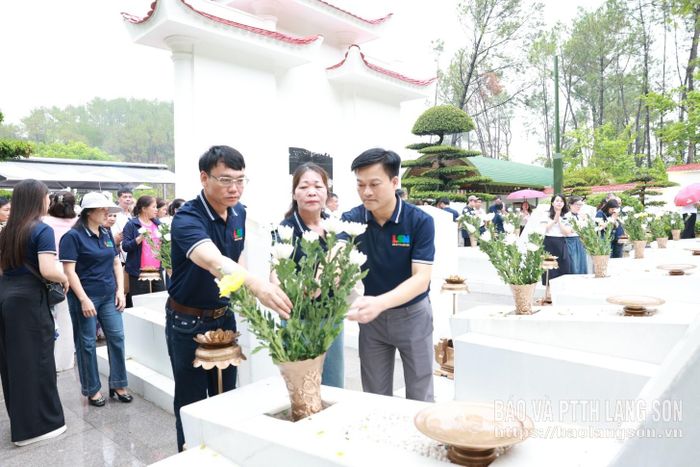 Lãnh đạo Báo và PTTH Lạng Sơn dâng hoa tại khu mộ 10 nữ anh hùng liệt sĩ thanh niên xung phong trong Khu di tích Ngã ba Đồng Lộc