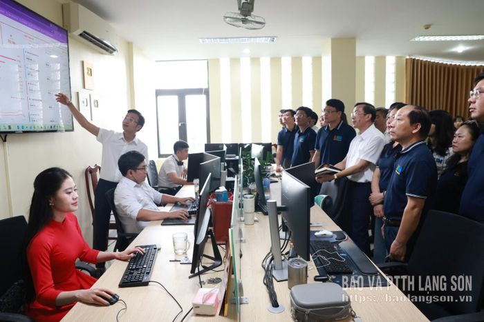 Đoàn công tác Báo và PTTH Lạng Sơn tham quan phòng làm việc tại Báo và PTTH Hà Tĩnh
