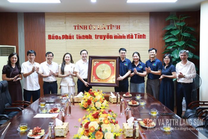 Đoàn công tác của Báo và PTTH Lạng Sơn tặng quà Báo và PTTH Hà Tĩnh