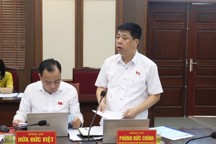 Thành viên đoàn giám sát trao đổi một số nội dung liên quan đến tình hình triển khai thực hiện chính sách, pháp luật về ATTP