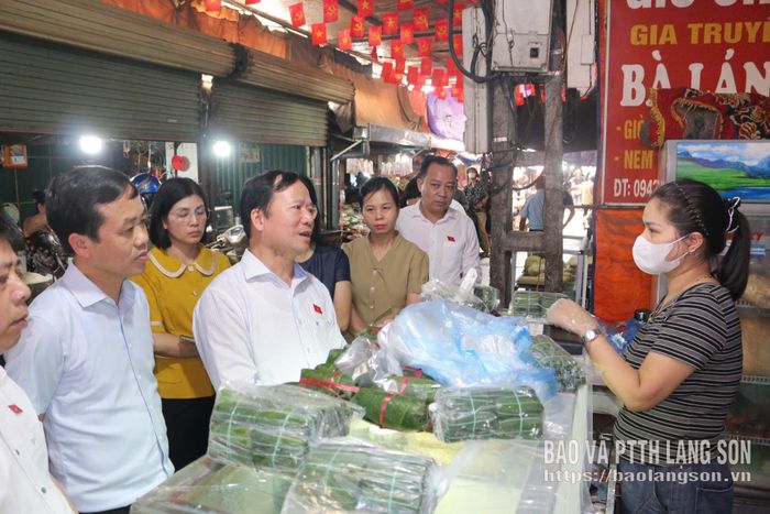 Đoàn giám sát khảo sát hộ kinh doanh thực phẩm tại chợ Mẹt, xã Hữu Lũng