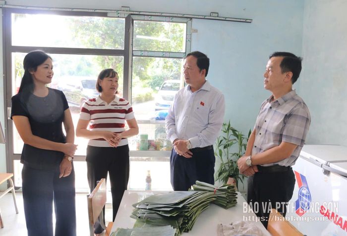 Đoàn giám sát khảo sát tại cơ sở sản xuất nem nướng trên địa bàn xã Hữu Lũng