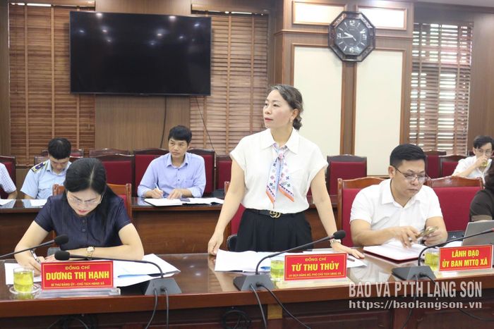 Lãnh đạo xã Hữu Lũng báo cáo tình hình triển khai thực hiện chính sách, pháp luật về ATTP trên địa bàn