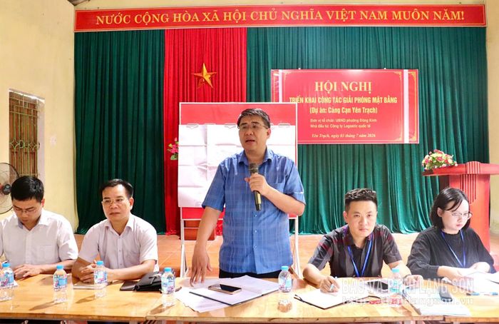 Lãnh đạo UBND phường Đông Kinh tiếp thu, giải đáp các ý kiến của người dân