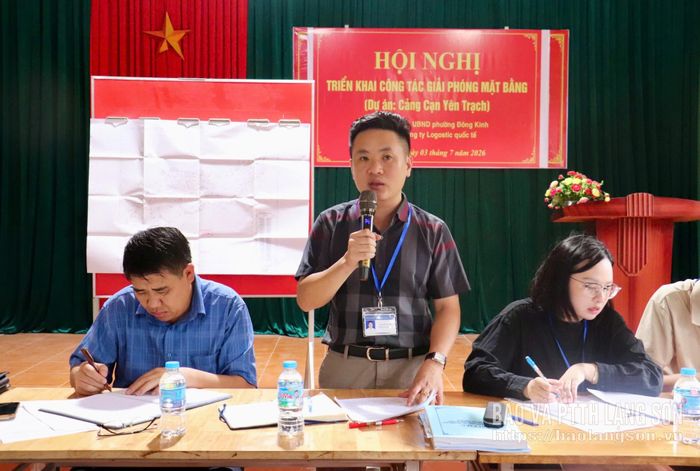 Đại diện Chi nhánh Phát triển quỹ đất khu vực đô thị thông tin về các cơ chế, chính sách bồi thường, hỗ trợ, tái định cư 