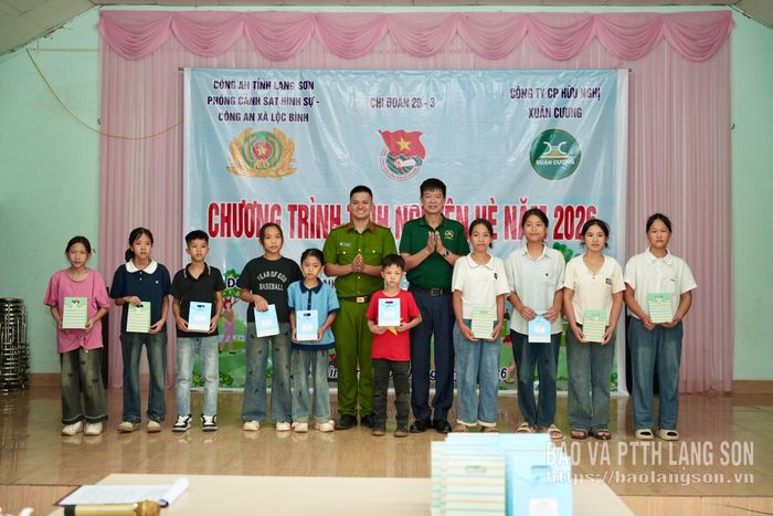 Đại diện Chi đoàn Phòng Cảnh sát hình sự, Công an tỉnh và Công ty Cổ phần Hữu Nghị Xuân Cương tặng quà các em nhỏ tại Trung tâm Hy vọng Lộc Bình