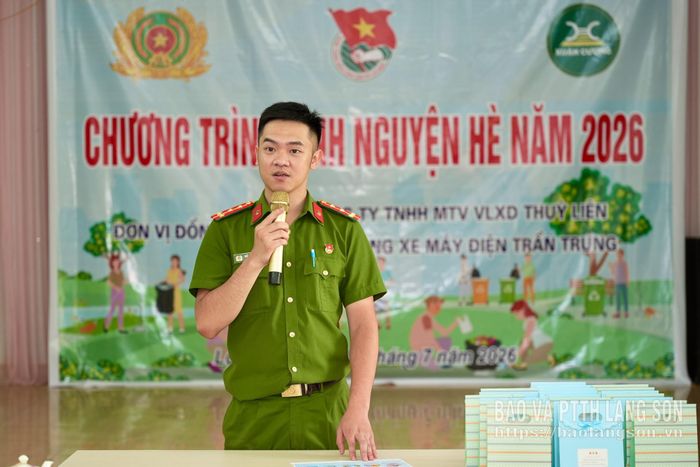 Cán bộ Công an xã Lộc Bình tuyên truyền pháp luật tại chương trình