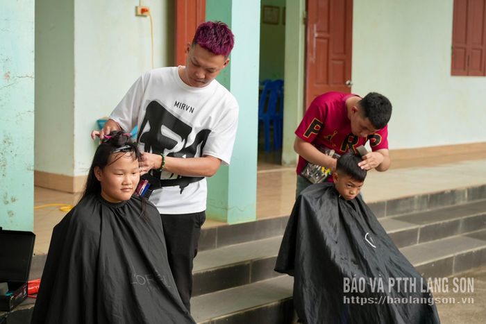 Tình nguyện viên cắt tóc miễn phí cho các em nhỏ tại Trung tâm Hy vọng Lộc Bình 