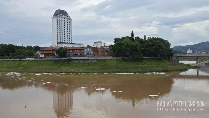Lớp bọt trắng nổi váng trên sông Kỳ Cùng vẫn chưa tan (ảnh chụp lúc 18h 09' ngày 3/7/2026)