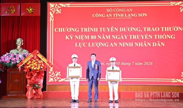 Thừa ủy quyền của Chủ tịch nước, đồng chí Vũ Hoàng Anh, Phó Bí thư Tỉnh ủy trao Huân chương cho 2 cá nhân tại lễ kỷ niệm