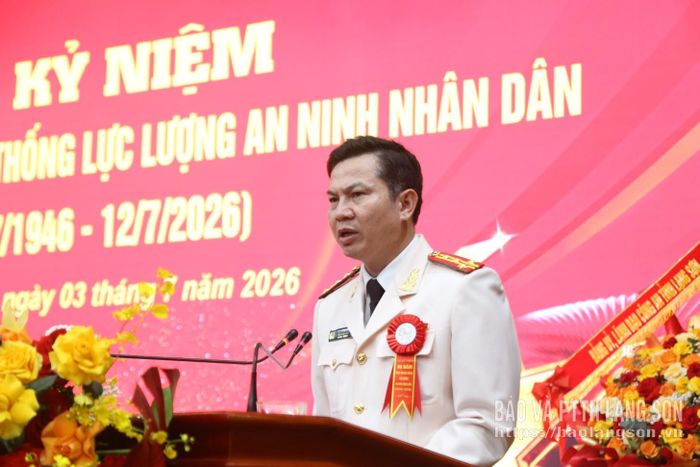 Đại tá Lê Công Anh, Phó Giám đốc Công an tỉnh đọc diễn văn ôn lại truyền thống 80 năm lực lượng ANND