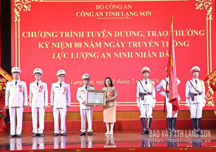 Thừa ủy quyền của Chủ tịch nước, đồng chí Đoàn Thị Hậu, Phó Bí thư Thường trực Tỉnh ủy, Chủ tịch HĐND tỉnh trao Huân chương cho tập thể lực lượng an ninh Công an tỉnh