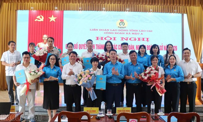 Lãnh đạo Liên đoàn Lao động tỉnh trao quyết định và tặng hoa chúc mừng các công đoàn cơ sở và nghiệp đoàn mới được thành lập.