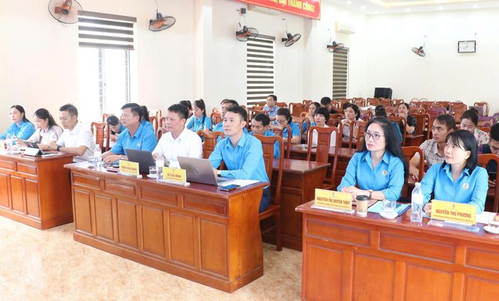 Các đại biểu tham dự hội nghị.