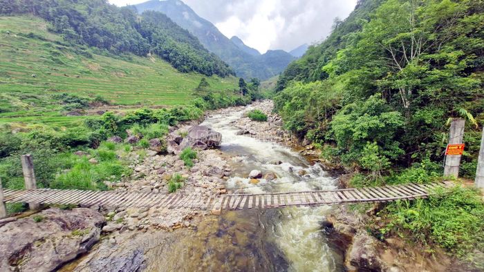 Cầu treo qua suối Pờ Hồ đã xuống cấp, tiềm ẩn nhiều nguy hiểm đối với người dân khi qua lại.