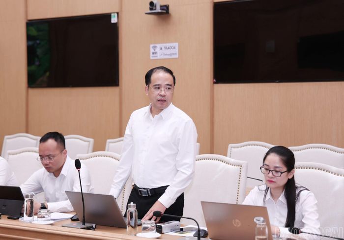 Đảng viên phát biểu thảo luận tại buổi sinh hoạt.