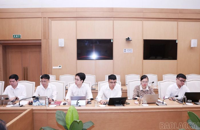 Đại biểu và các đảng viên dự sinh hoạt chi bộ.