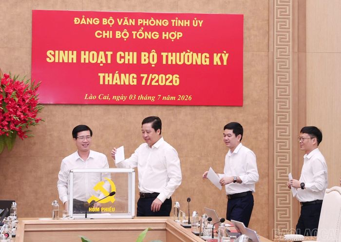 Đảng viên Chi bộ Tổng hợp bỏ phiếu kiện toàn chi ủy, nhiệm kỳ 2025 - 2030.
