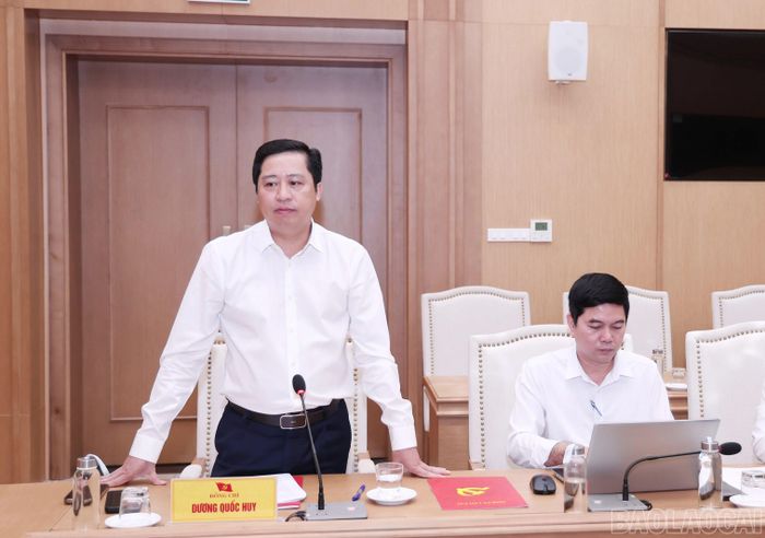 Đồng chí Dương Quốc Huy - Ủy viên Ban Chấp hành Trung ương Đảng, Bí thư Tỉnh ủy phát biểu tại buổi sinh hoạt Chi bộ Tổng hợp.