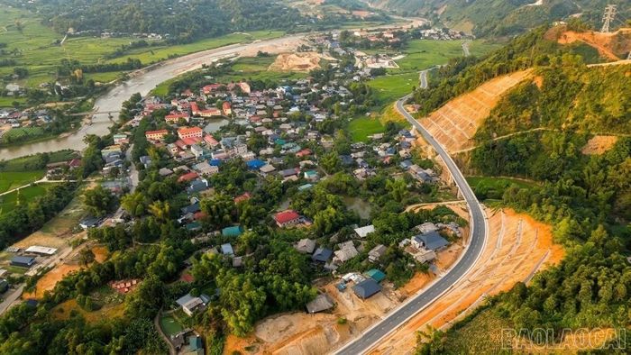 Không chỉ hấp dẫn bởi cảnh quan thiên nhiên, cung đường này còn đưa du khách đến với không gian văn hóa đặc sắc của đồng bào các dân tộc Mông, Dao, Thái và nhiều cộng đồng sinh sống lâu đời nơi đây. Trong ảnh: Bản làng đồng bào Tày, xã Dương Quỳ.