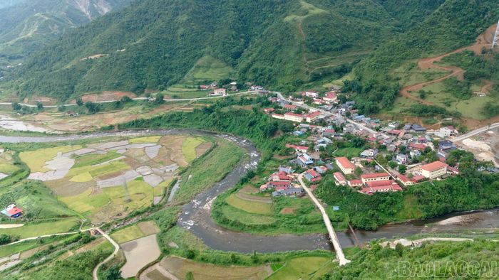 ...những dòng suối trong veo, các thung lũng rộng mở cùng những bản làng yên bình nép mình dưới chân núi.