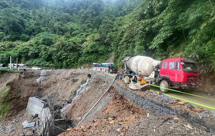 Đoạn đường qua đèo Khau Phạ đang được sửa chữa, nâng cấp góp phần đảm bảo an toàn giao thông.
