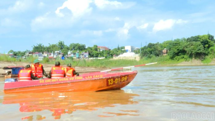 Thực hành điều khiển xuồng phục vụ công tác tìm kiếm cứu nạn.