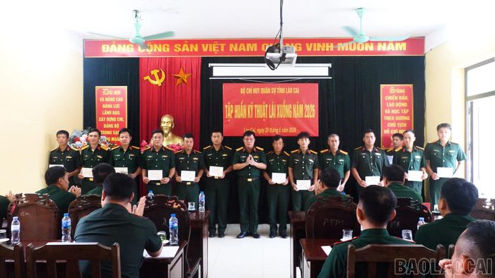Cấp giấy chứng nhận cho học viên.