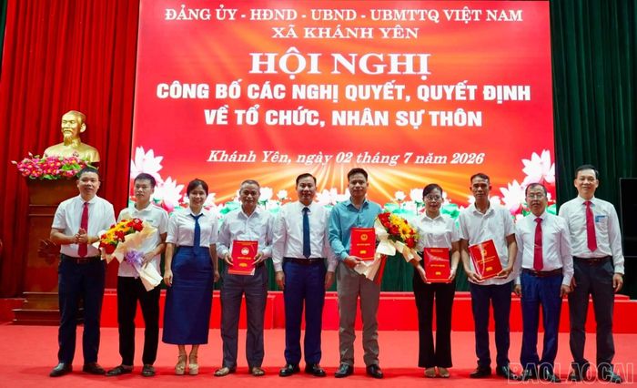 Trao các quyết định về tổ chức bộ máy sau sắp xếp thôn.
