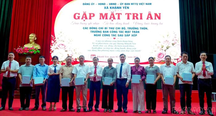 Đảng ủy xã Khánh Yên gặp mặt, tri ân các đồng chí bí thư chi bộ, trưởng thôn, trưởng ban công tác mặt trận nghỉ công tác sau sắp xếp thôn.
