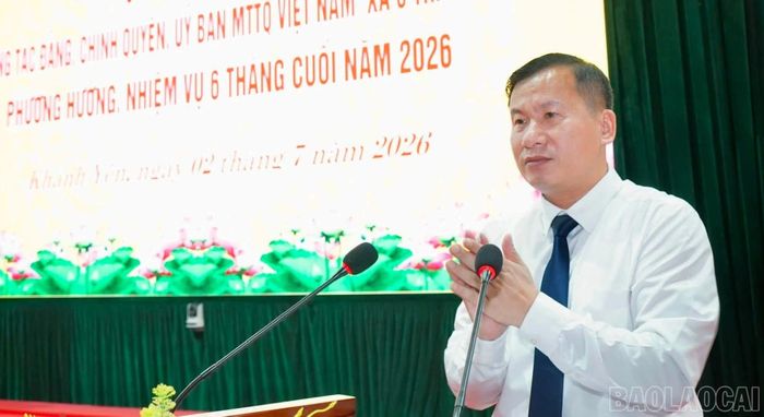 Đồng chí La Tiến Thuật - Bí thư Đảng ủy, Chủ tịch HĐND xã phát biểu tại hội nghị.