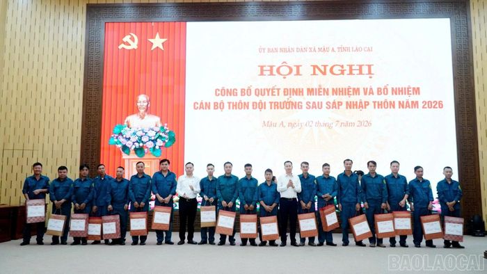 Lãnh đạo xã tặng quà tri ân các đồng chí thôi giữ chức vụ thôn đội trưởng.