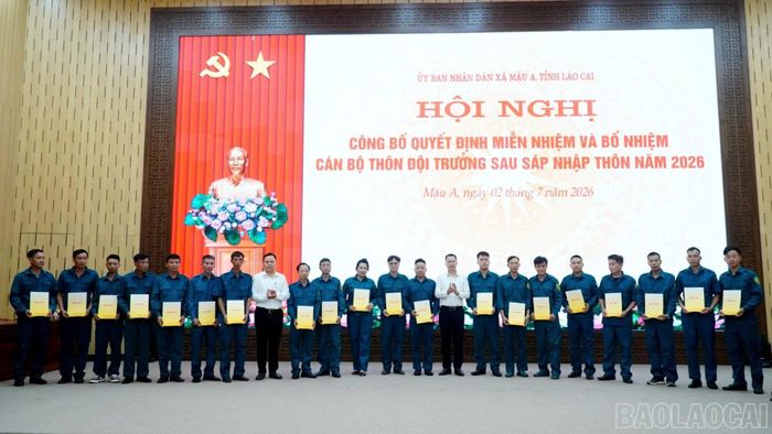 Lãnh đạo xã trao quyết định bổ nhiệm cho 20 đồng chí thôn đội trưởng mới.