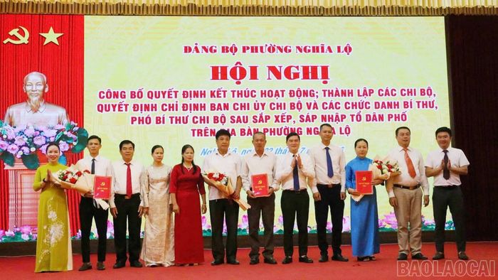 Trao quyết định cho ban chi ủy và tổ trưởng các tổ dân phố mới sau sắp xếp.