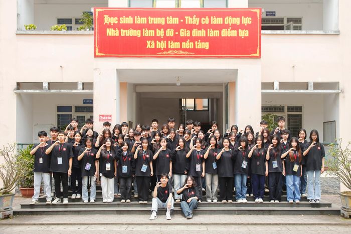 Lương Bảo Trâm cùng các bạn tham gia các hoạt động tại nhà trường.