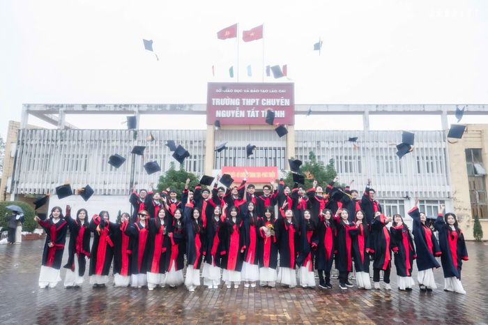 Lương Bảo Trâm cùng các bạn học trong lễ tốt nghiệp THPT.