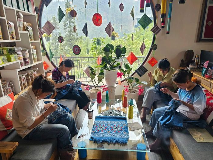 Phụ nữ là lao động chủ lực tại Hợp tác xã Thổ cẩm Lan Rừng. (Ảnh: Hợp tác xã Thổ cẩm Lan Rừng)