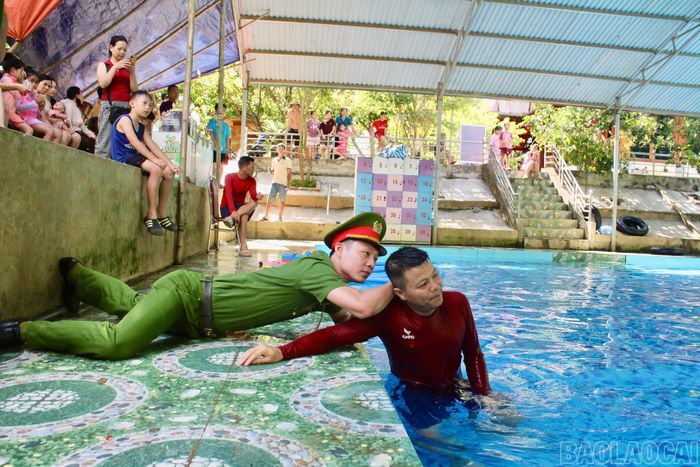 Hướng dẫn kỹ năng phòng, chống đuối nước ngay tại lớp học bơi cho trẻ.