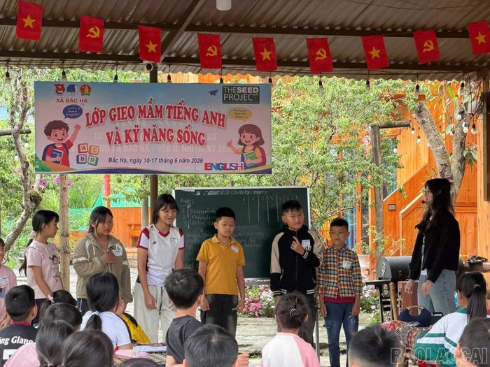 Lớp dạy tiếng Anh giao tiếp và kỹ năng sống miễn phí dành cho trẻ em vùng cao xã Bắc Hà.