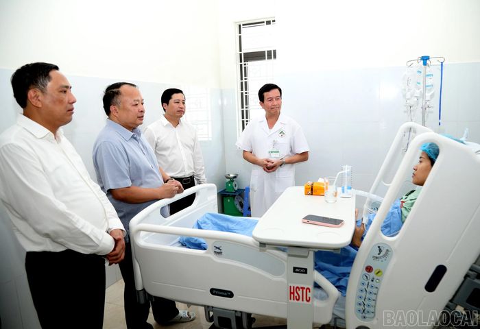 Đoàn công tác thăm và khảo sát tại Bệnh viện Đa khoa số 2 tỉnh Lào Cai.